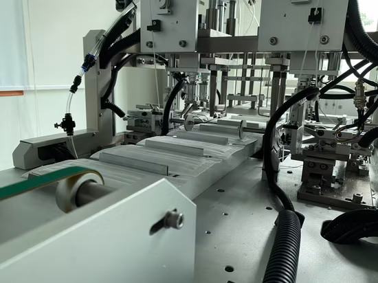 Автоматическая машина для изготовления плоских лицевых масок с одним приводом и двумя